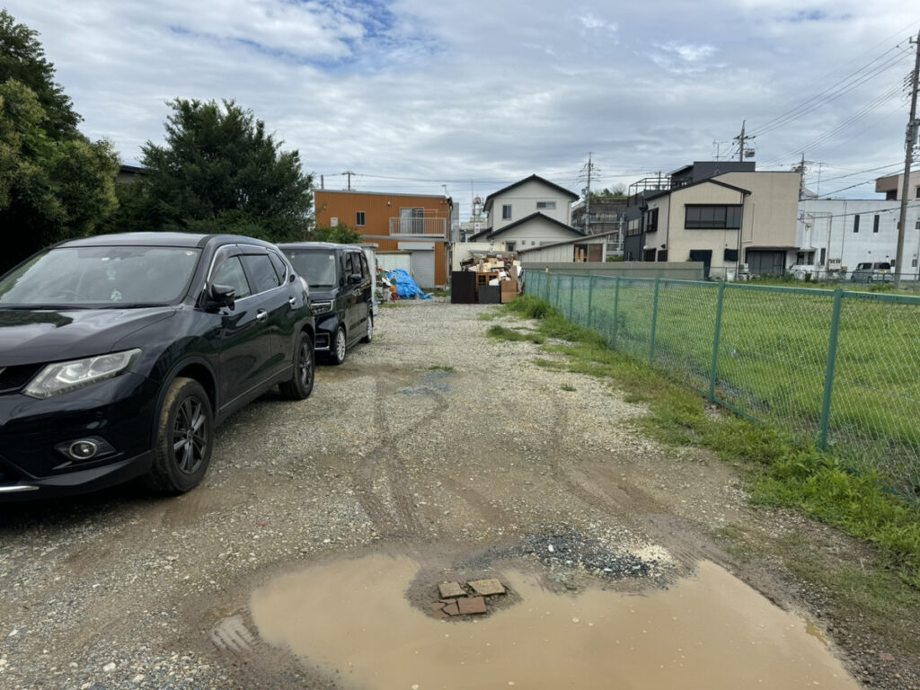 裏の駐車場